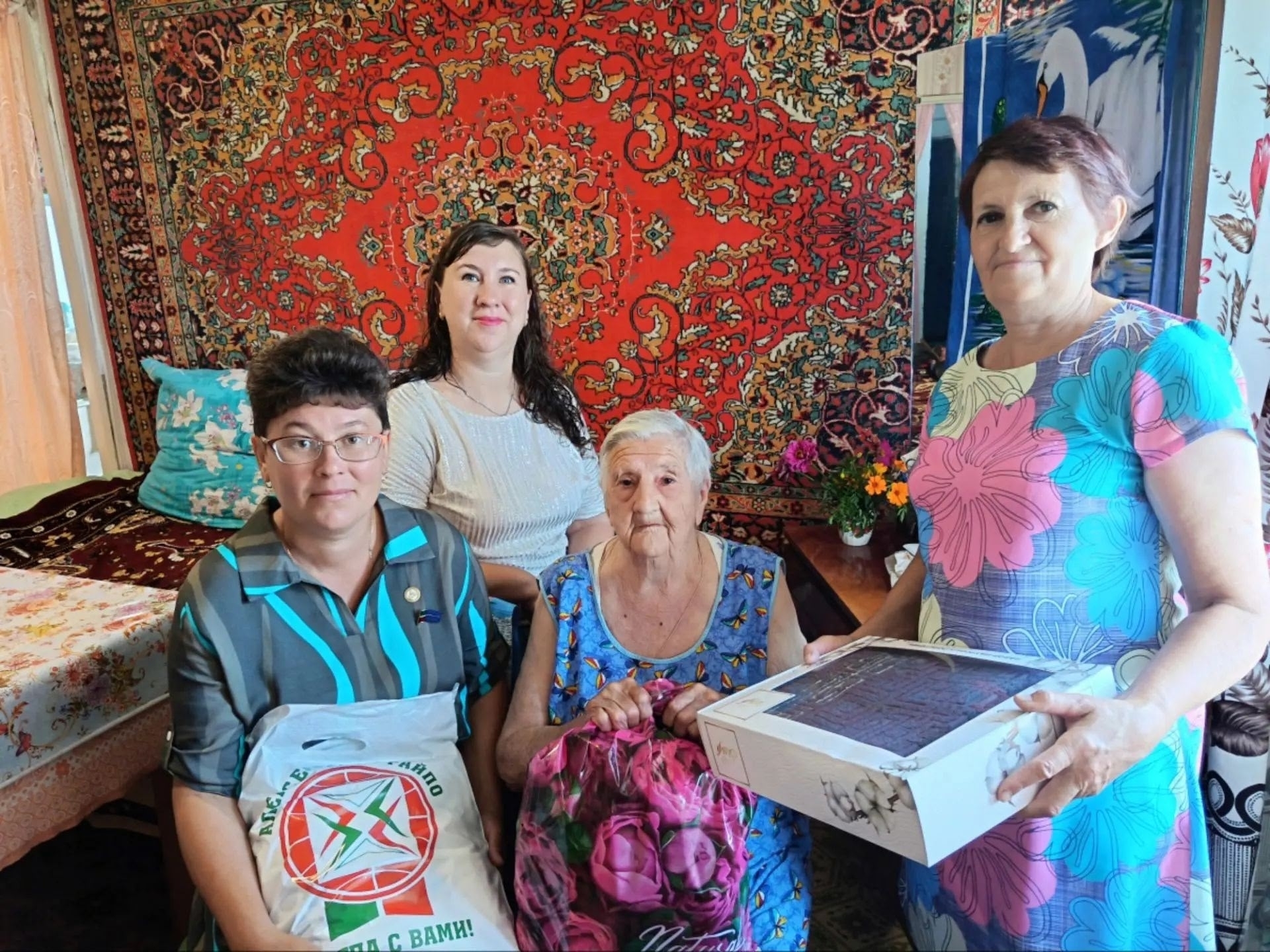 В свой 90-летний юбилей она вспоминает военное детство, работу в деревне и главное — десятки спасенных жизней.