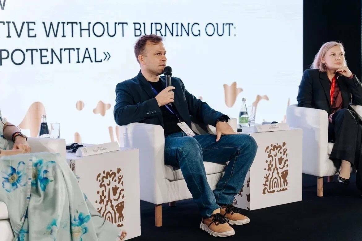 Лектор Общества «Знание» Сергей Подковальников выступает перед участниками из России, Алжира, Индии и Южной Кореи.