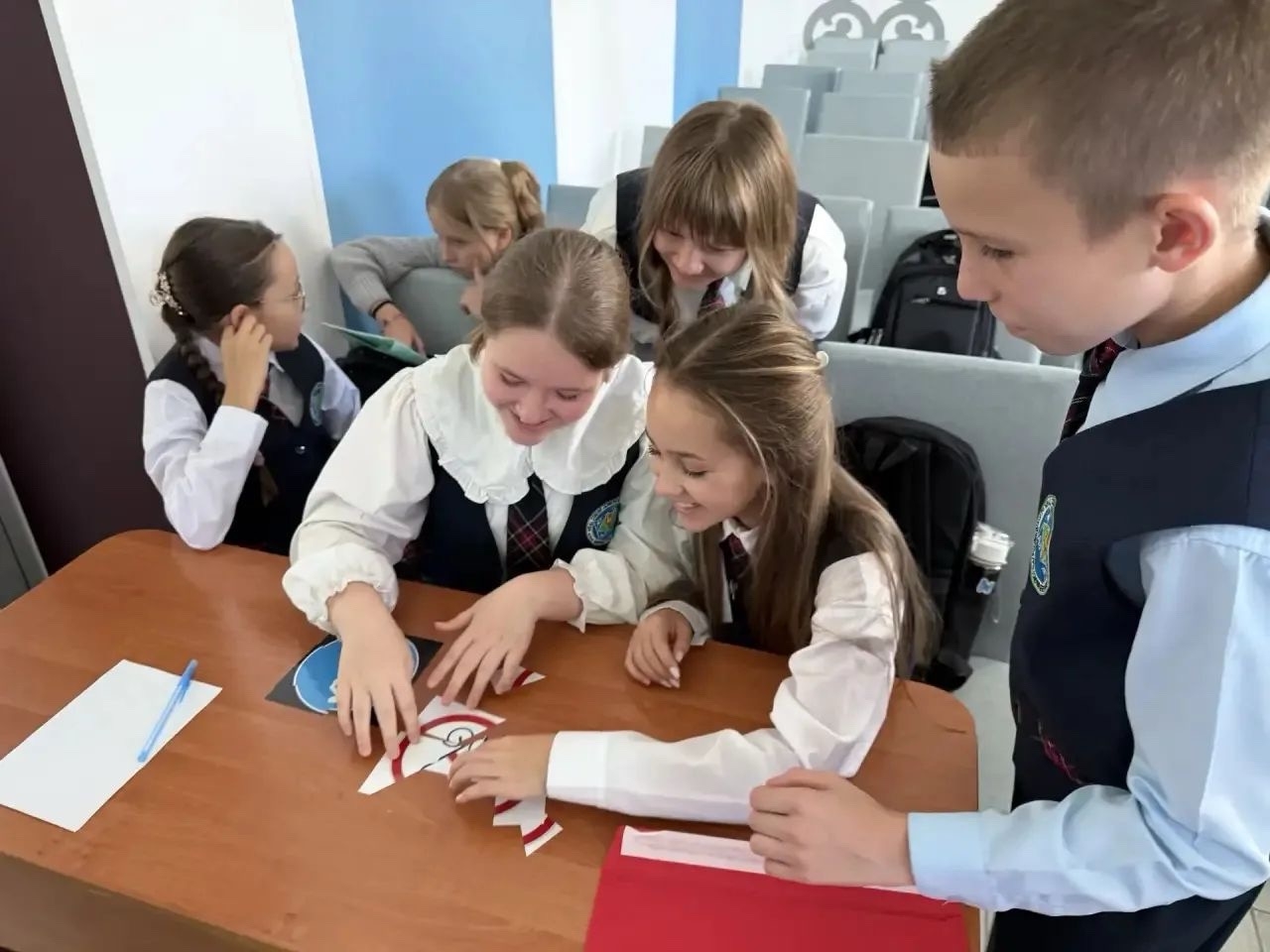 Игровая форма изучения правил дорожного движения, командные задания и викторины.