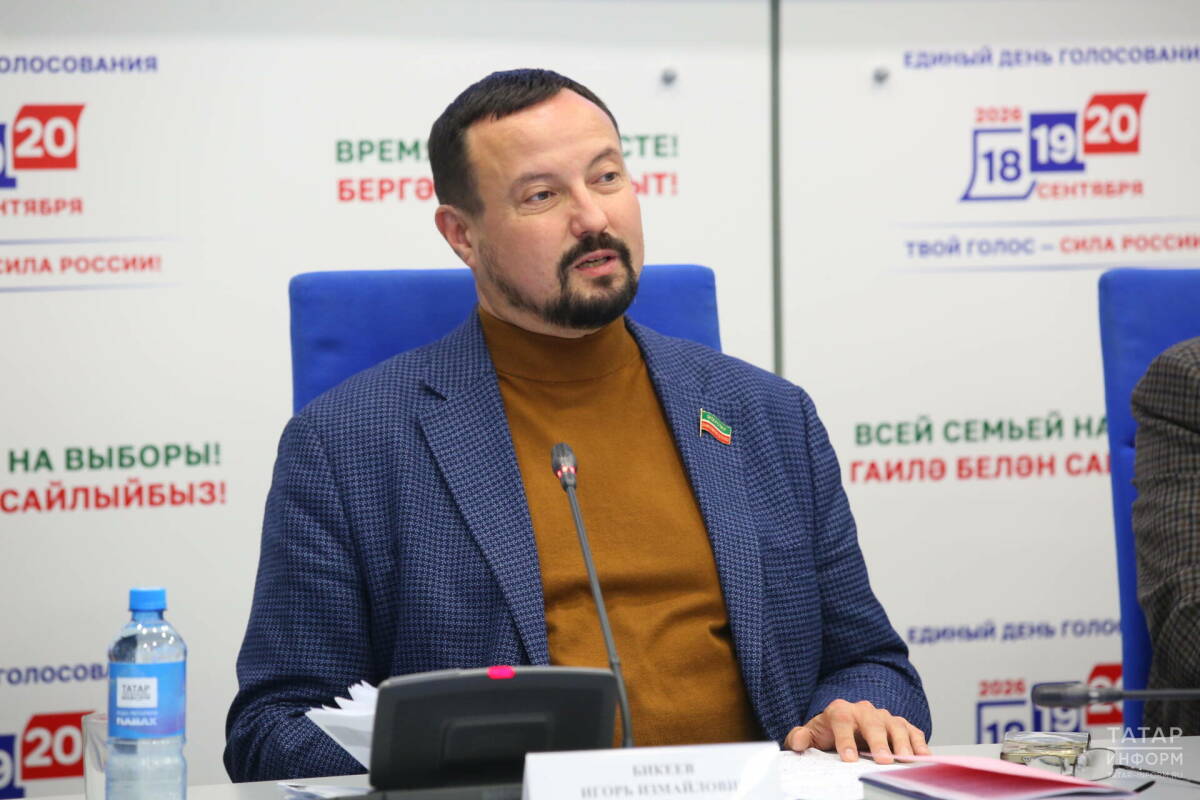 Депутат Госсовета РТ Игорь Бикеев в Едином информационном центре.