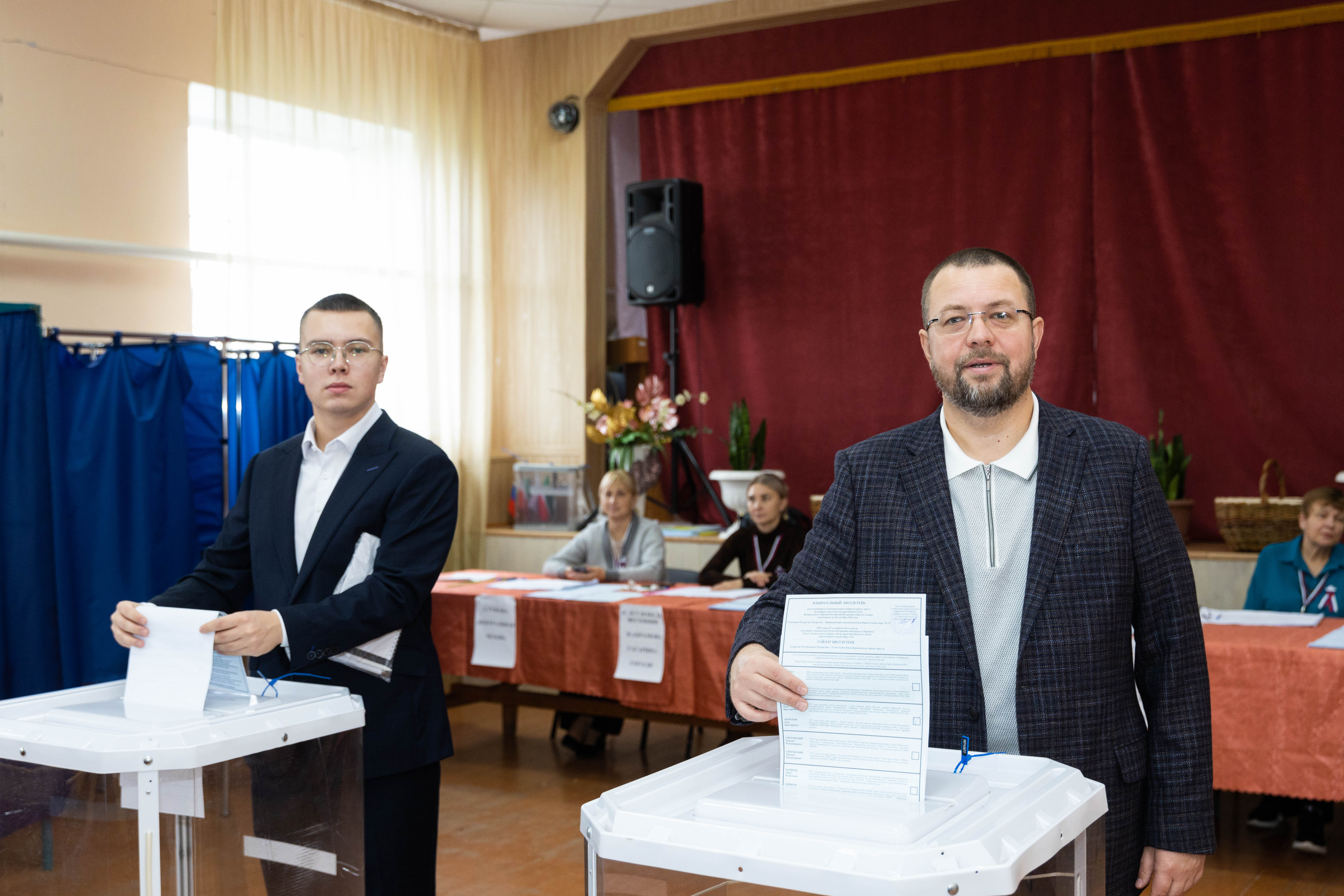 Глава Алексеевского района Сергей Демидов с сыном Иваном на избирательном участке.