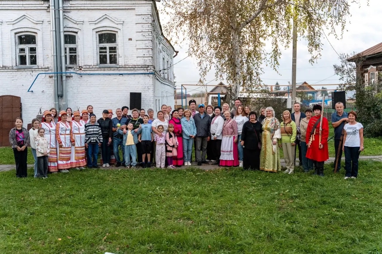 Народные игры, выступления коллективов и угощения.