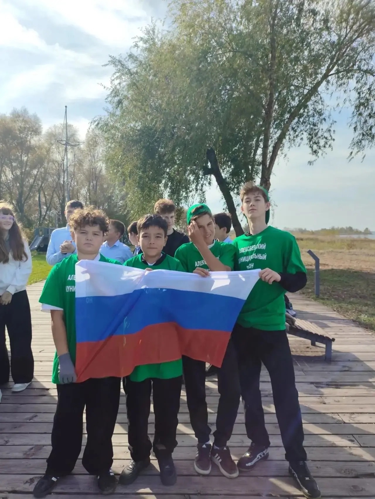 В Алексеевском прошел масштабный экологический десант. Более полусотни учеников и наставников из школы № 3 имени Г.С. Боровикова променяли школьные парты на берег Камы, присоединившись к всероссийской акции «Зелёная Россия».