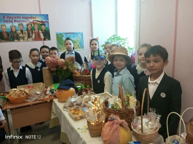 Учитель не только учит, он наблюдает за ребенком.