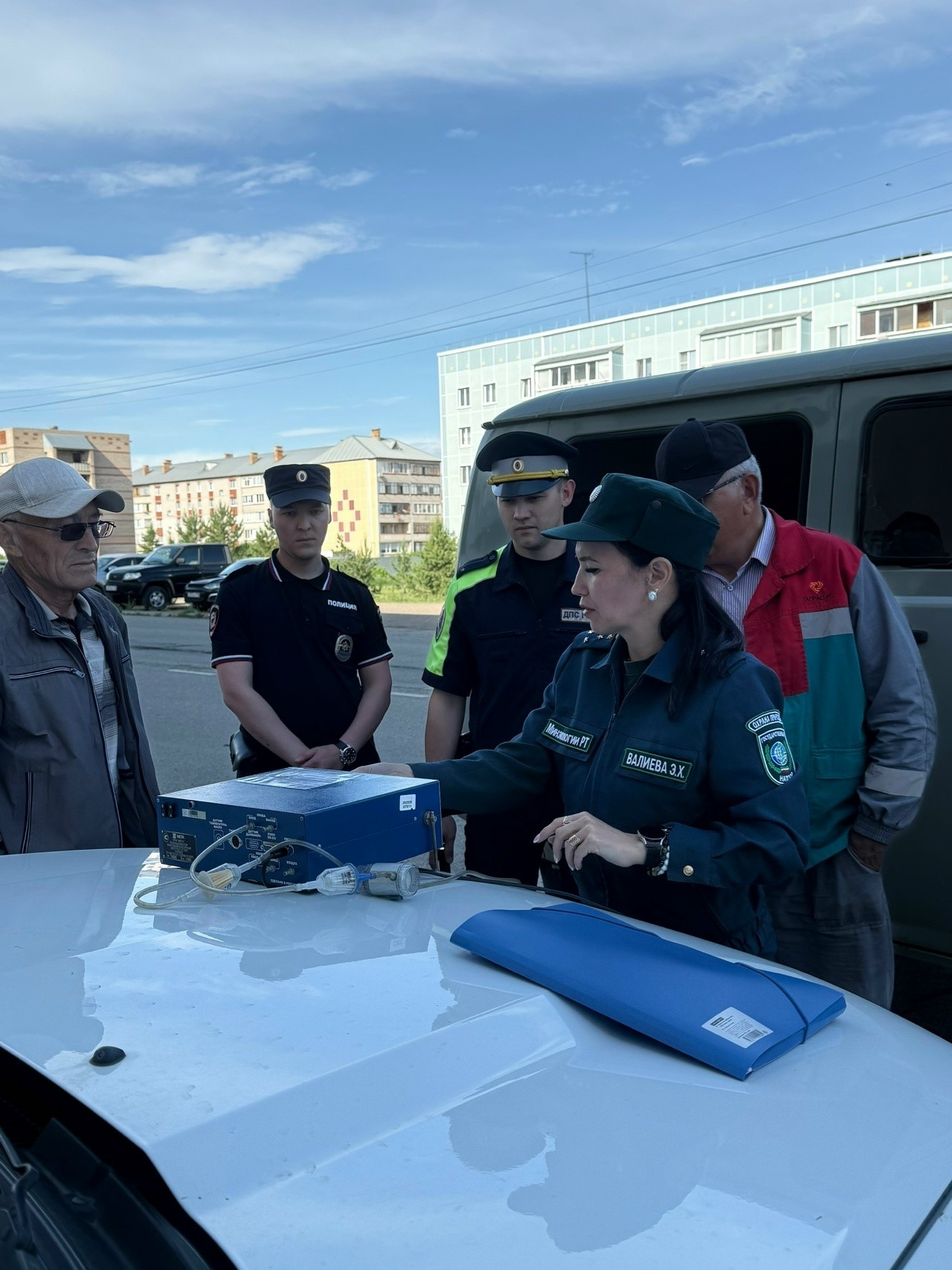 Сотрудники экологической службы проверяют автомобиль во время рейда в Татарстане.
