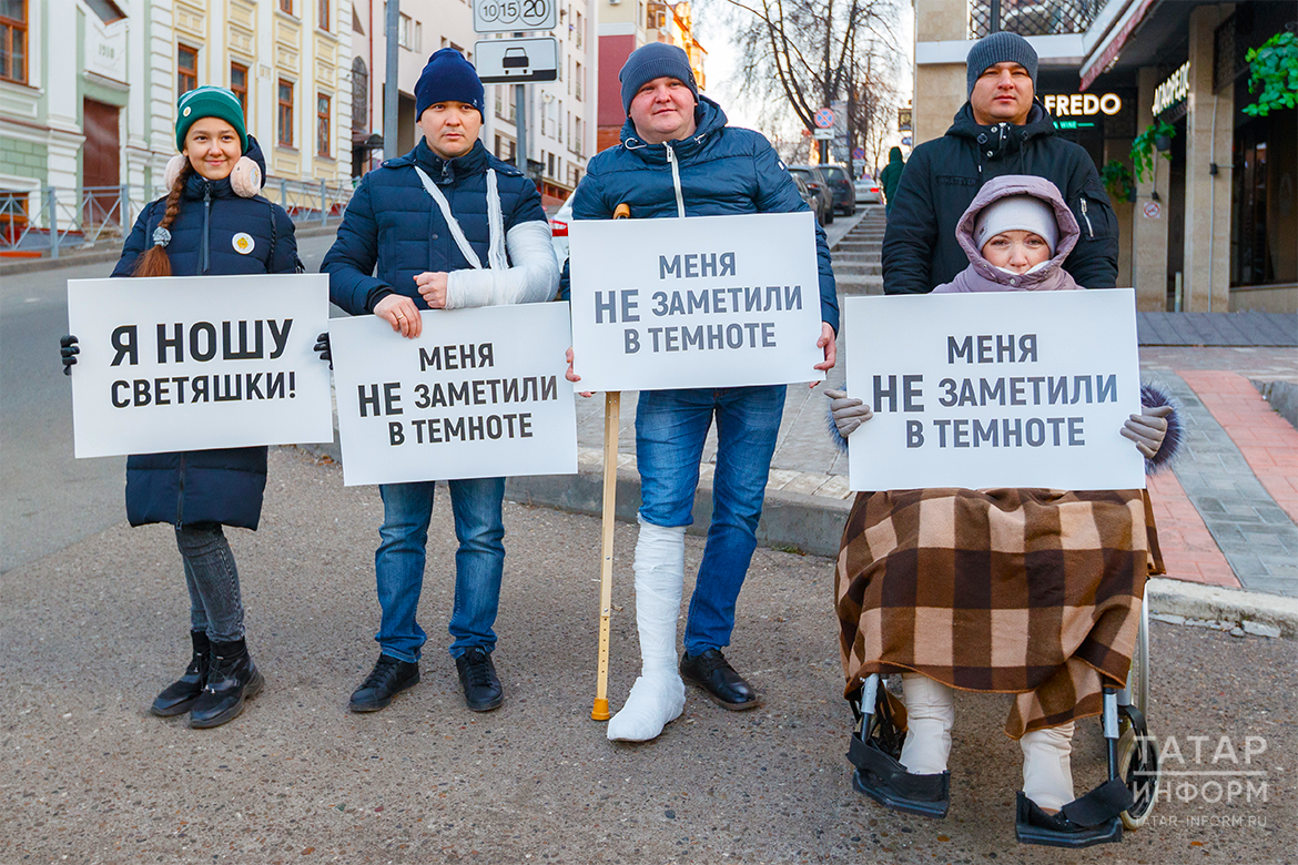 Пешеход переходит дорогу в неположенном месте в темное время суток