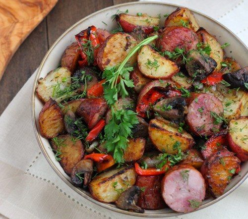 Запеченная картошка с колбасой, грибами и перцем
