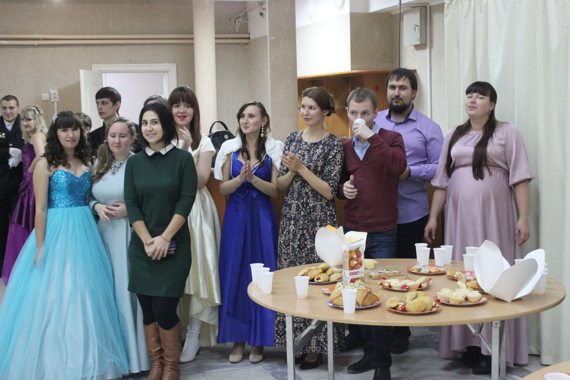 Фоторепортаж: Алексеевская православная молодежь посетила елабужский осенний бал