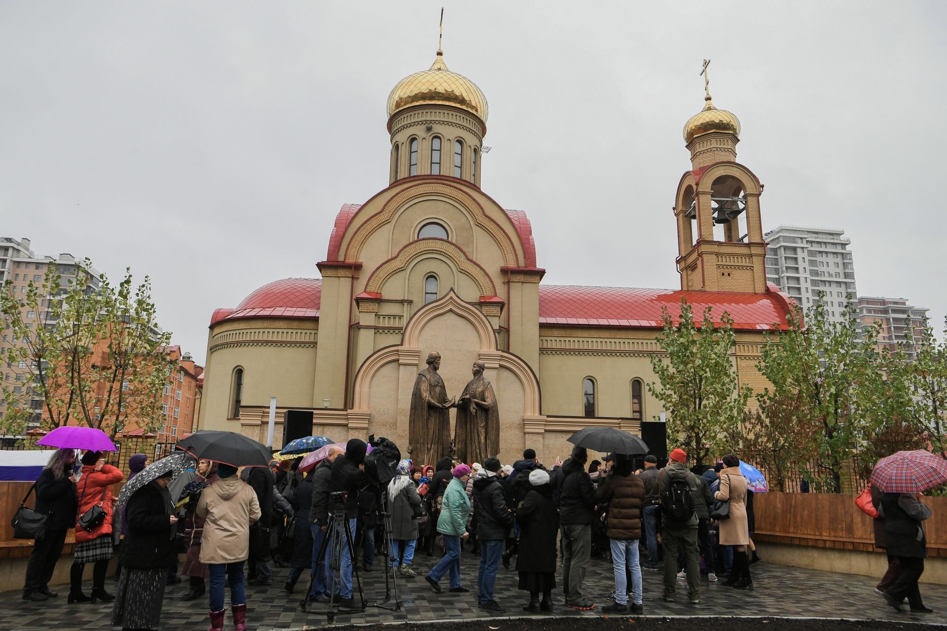Президент Татарстана открыл в Казани памятник святым Петру и Февронии