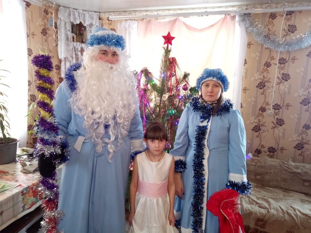 Дед Мороз и Снегурочка посетили многодетные семьи