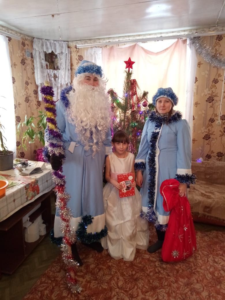Дед Мороз и Снегурочка посетили многодетные семьи