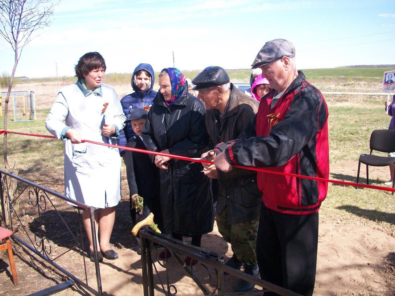 Депутат районного Совета Алексеевского района оказал содействие в строительстве памятника