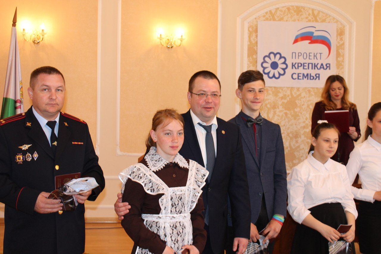 Фоторепортаж: в Алексеевском состоялось торжественное вручение паспортов и материнских сертификатов