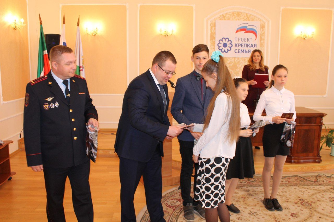 Фоторепортаж: в Алексеевском состоялось торжественное вручение паспортов и материнских сертификатов