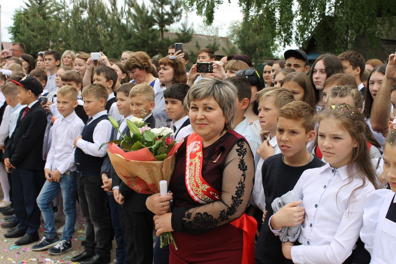 Фоторепортаж со школ райцентра: В Алексеевском районе прошли последние звонки