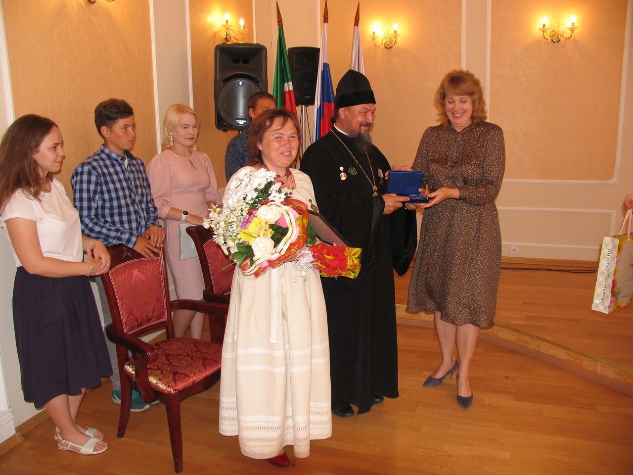 В рамках Дня семьи, любви и верности в Алекссевском ЗАГСе чествовали многодетную семью Чурашовых