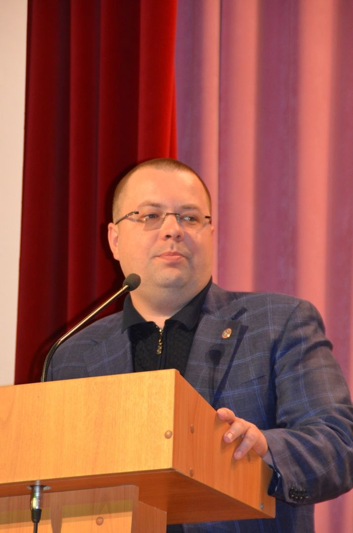 Руководитель Алексеевского района Сергей Демидов вручил портфели первоклашкам