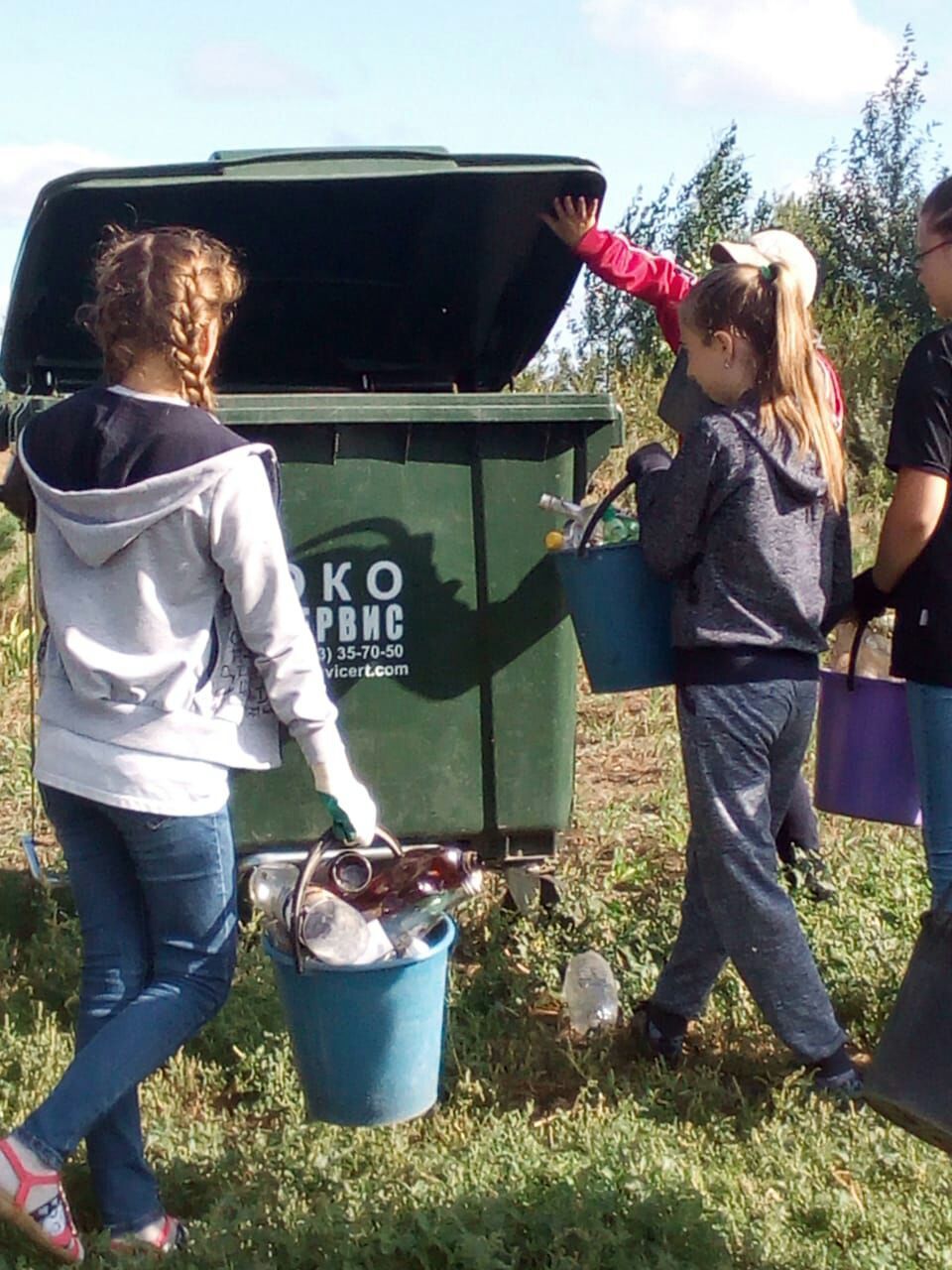 Ученики 6 А класса второй школы поселка провели экологическую акцию на берегу Камы