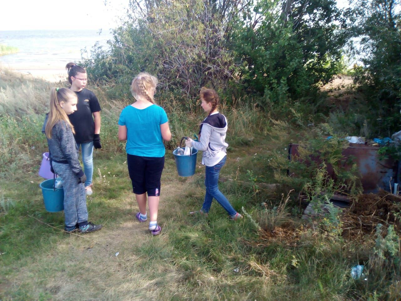 Ученики 6 А класса второй школы поселка провели экологическую акцию на берегу Камы