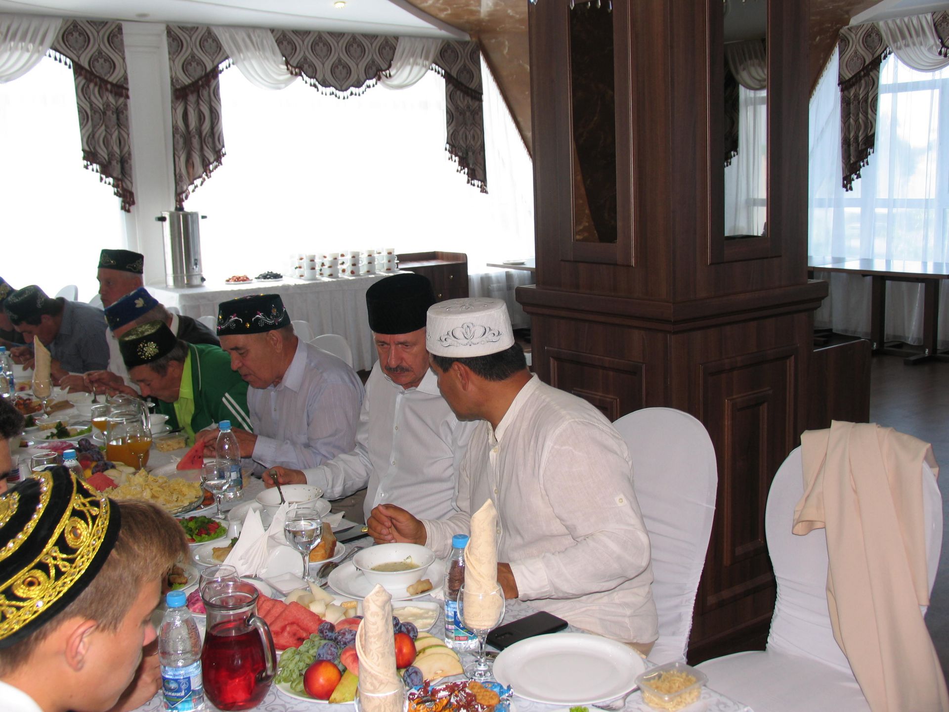 В Курбан-байрам благотворители устроили праздничный обед для прихожан мечети