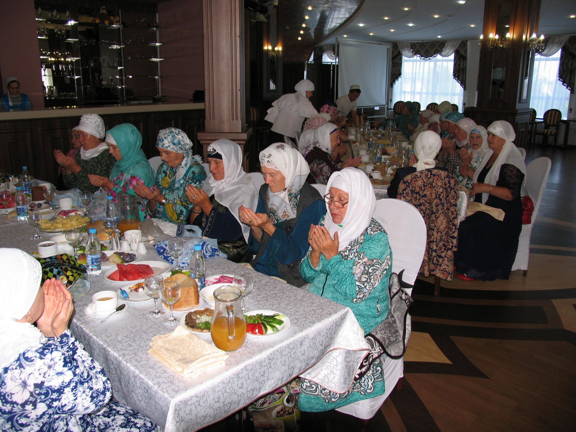 В Курбан-байрам благотворители устроили праздничный обед для прихожан мечети