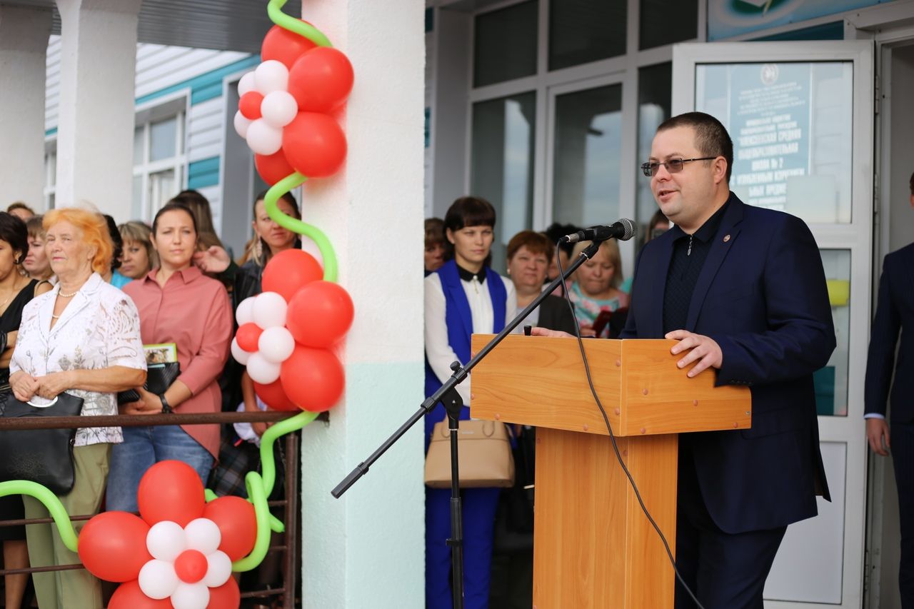 Руководитель района Сергей Демидов принял участие в торжественной линейке во второй школе поселка