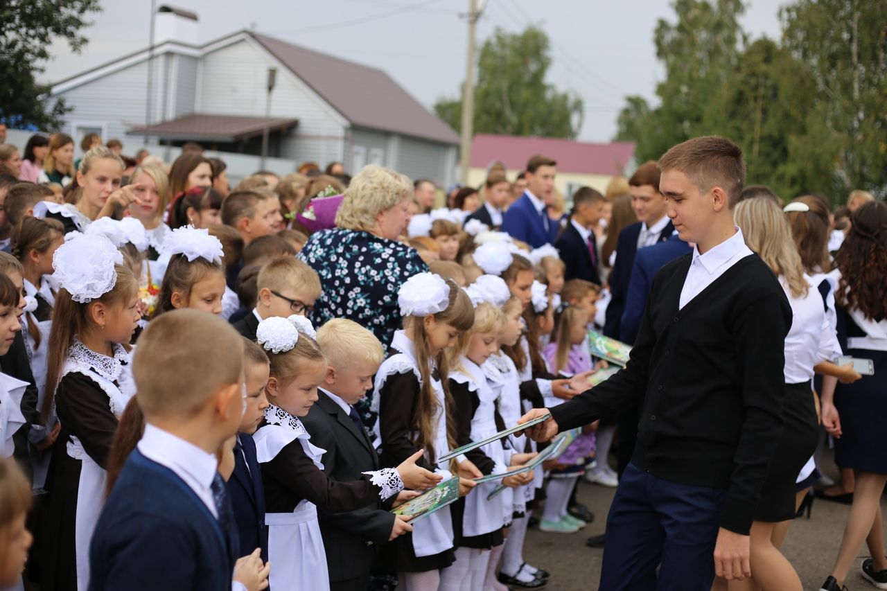 Руководитель района Сергей Демидов принял участие в торжественной линейке во второй школе поселка