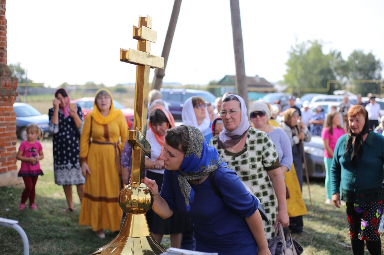 В Левашево на храме установлен купол и крест.