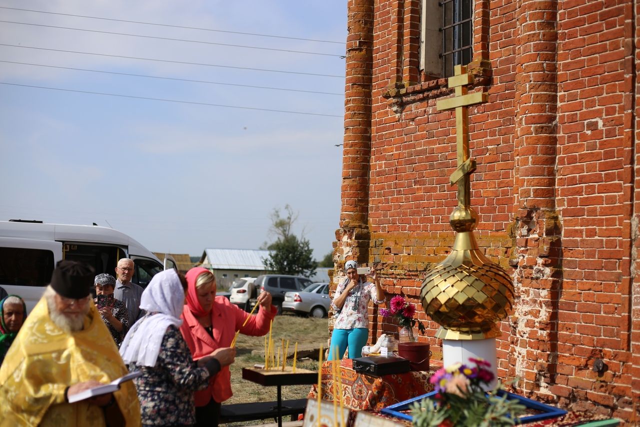 В Левашево на храме установлен купол и крест.