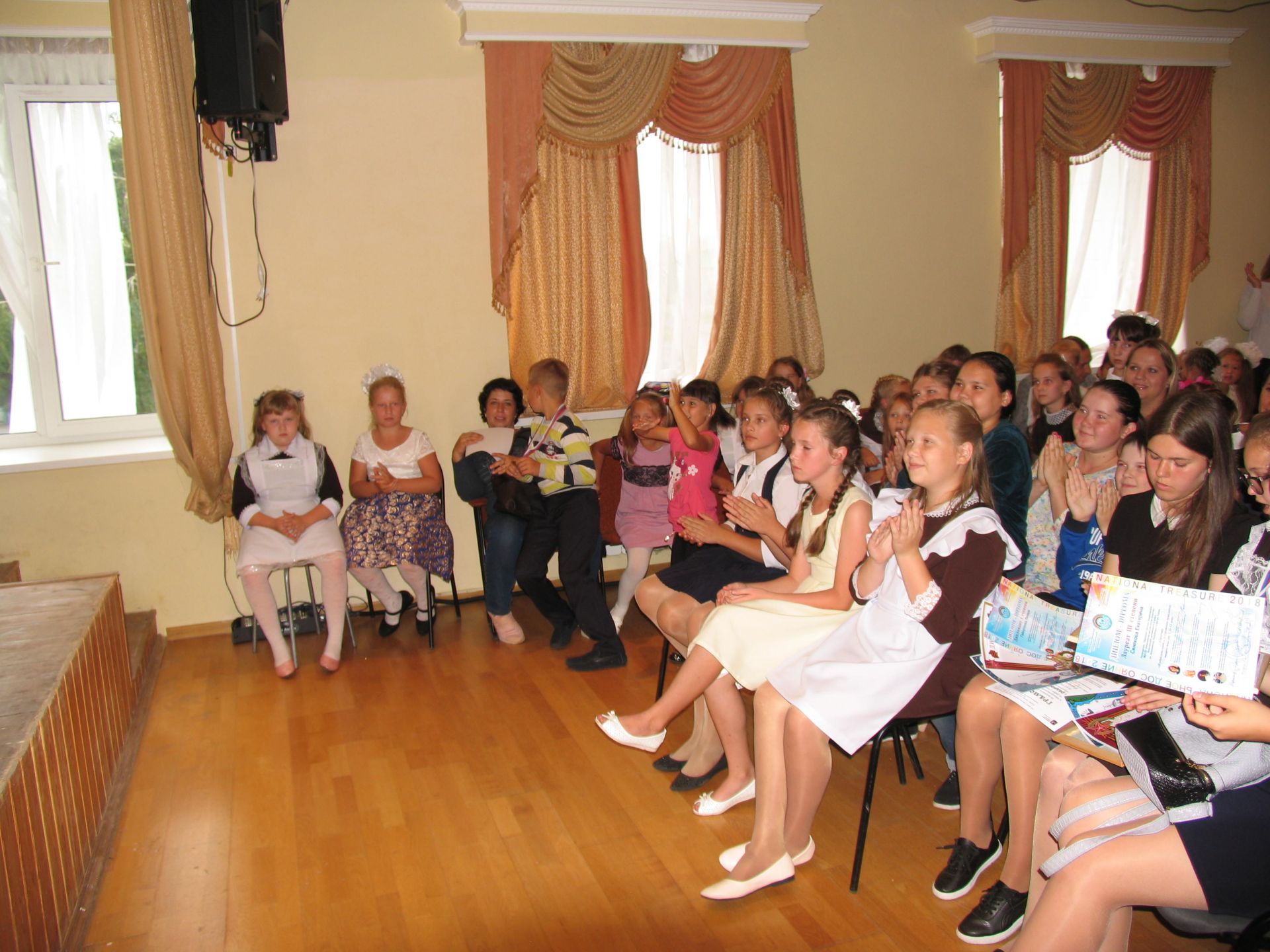 В Детской школе искусств 1 сентября представили первоклашек и наградили победителей конкурсов