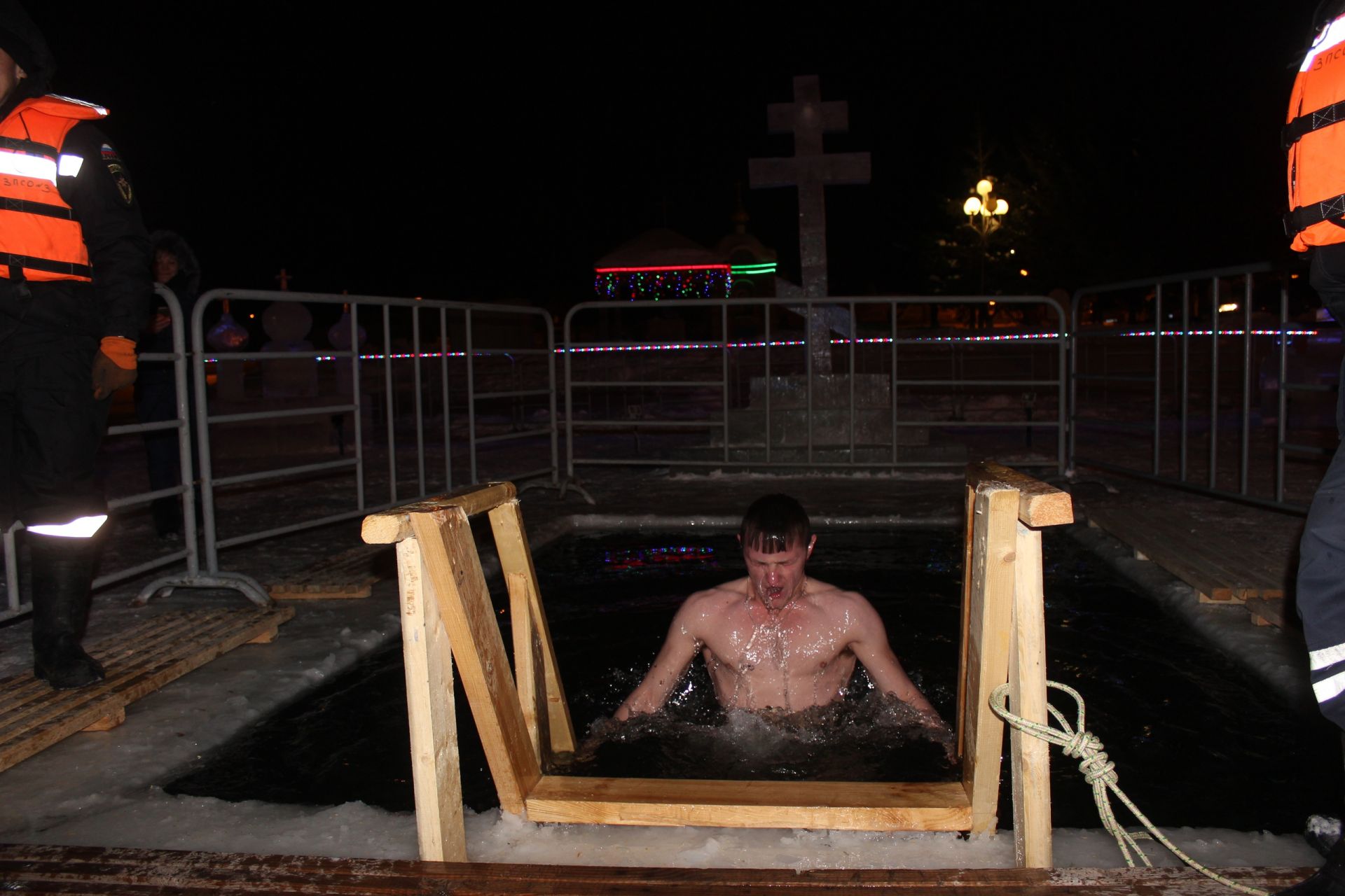 В крещенскую ночь более пятидесяти алексеевцев окунулось в купели на Ахтырском колодце