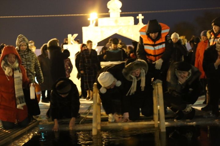 В крещенскую ночь более пятидесяти алексеевцев окунулось в купели на Ахтырском колодце