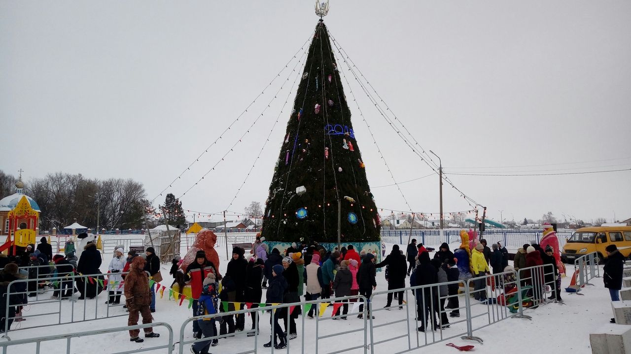 Фоторепортаж: Дед Мороз и Снегурочка вместе с детворой соревновались у главной елки