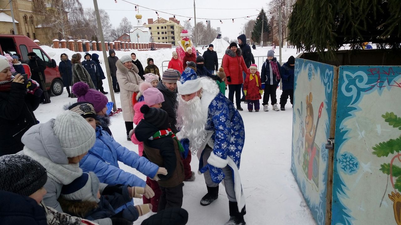Фоторепортаж: Дед Мороз и Снегурочка вместе с детворой соревновались у главной елки