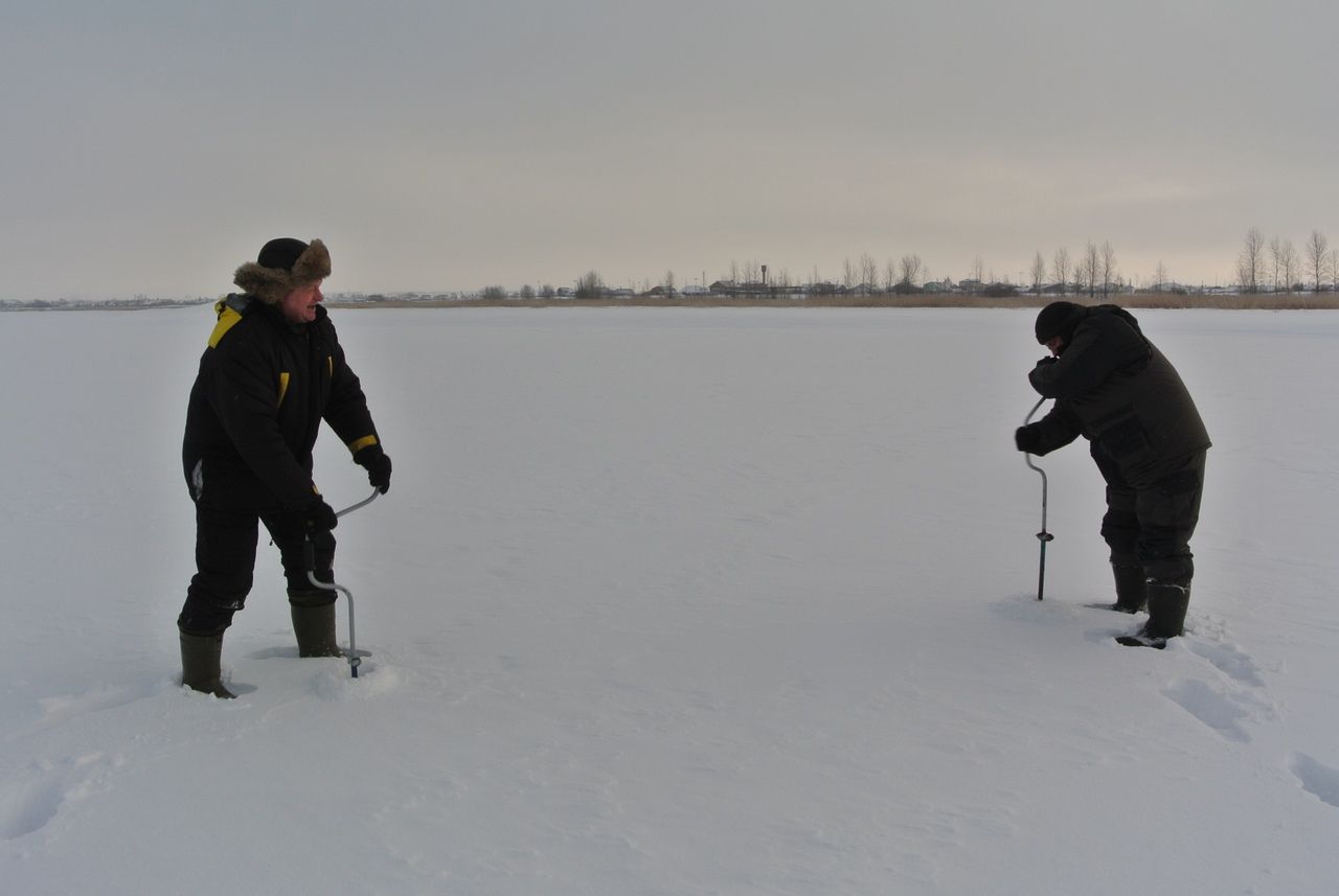 В Алексеевском провели мероприятие по предотвращению зимнего замора рыбы