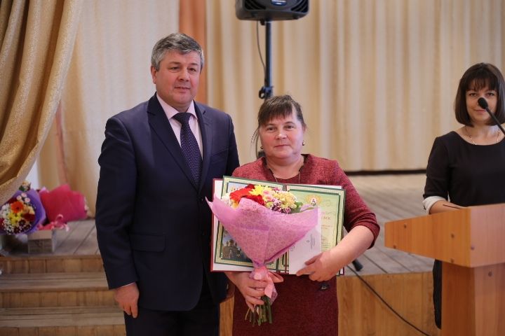 В Алексеевском районе на собрание трудового коллектива РайПО наградили почетными грамотами лучших работников