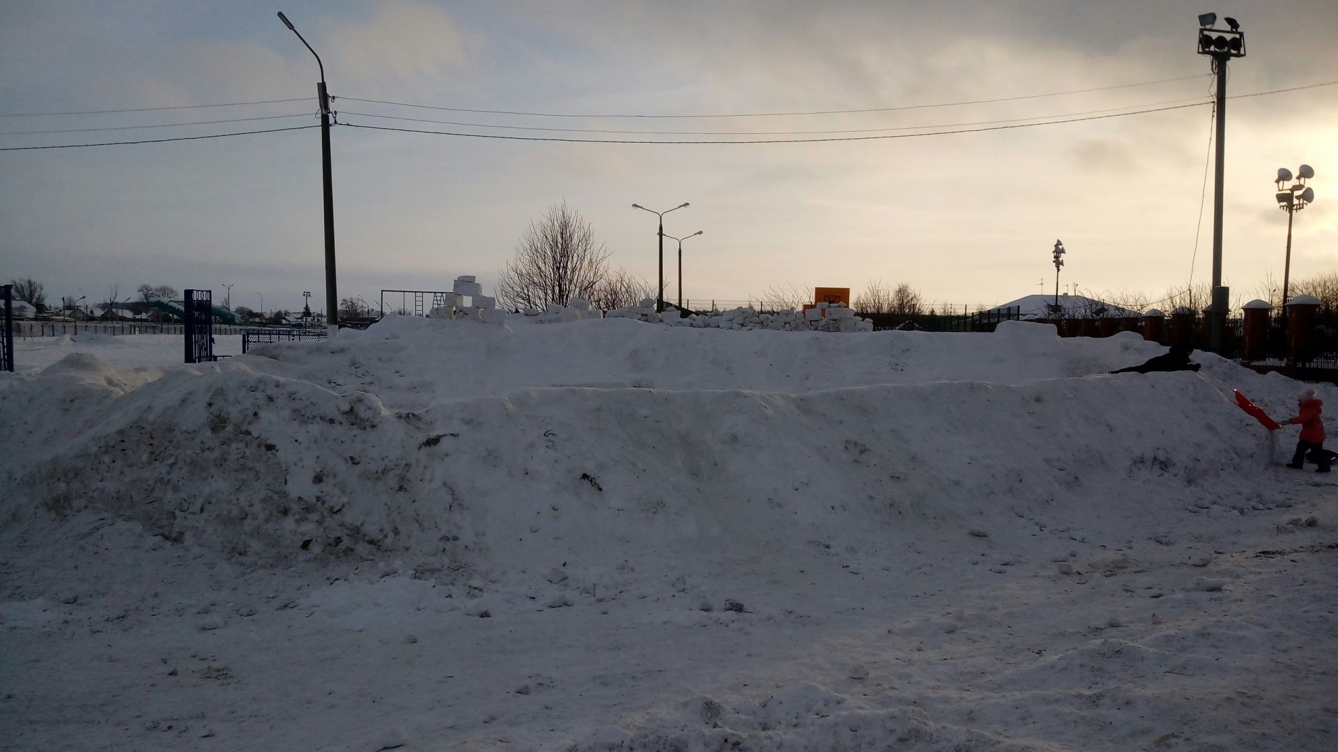 В Алексеевском у главной ёлки появится снежная крепость