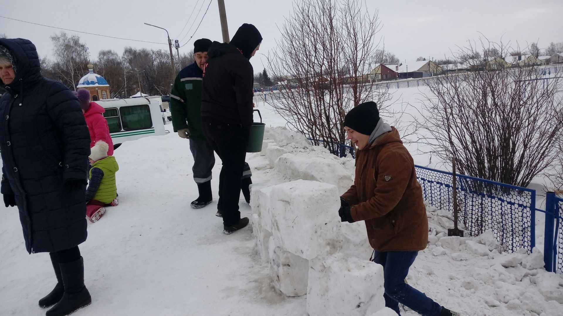 В Алексеевском у главной ёлки появится снежная крепость
