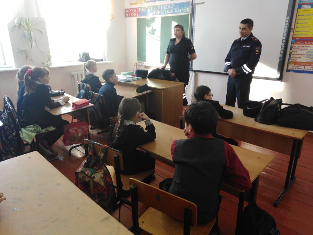 30 января сотрудники алексеевской Госавтоинспекции посетили Сахаровскую ООШ