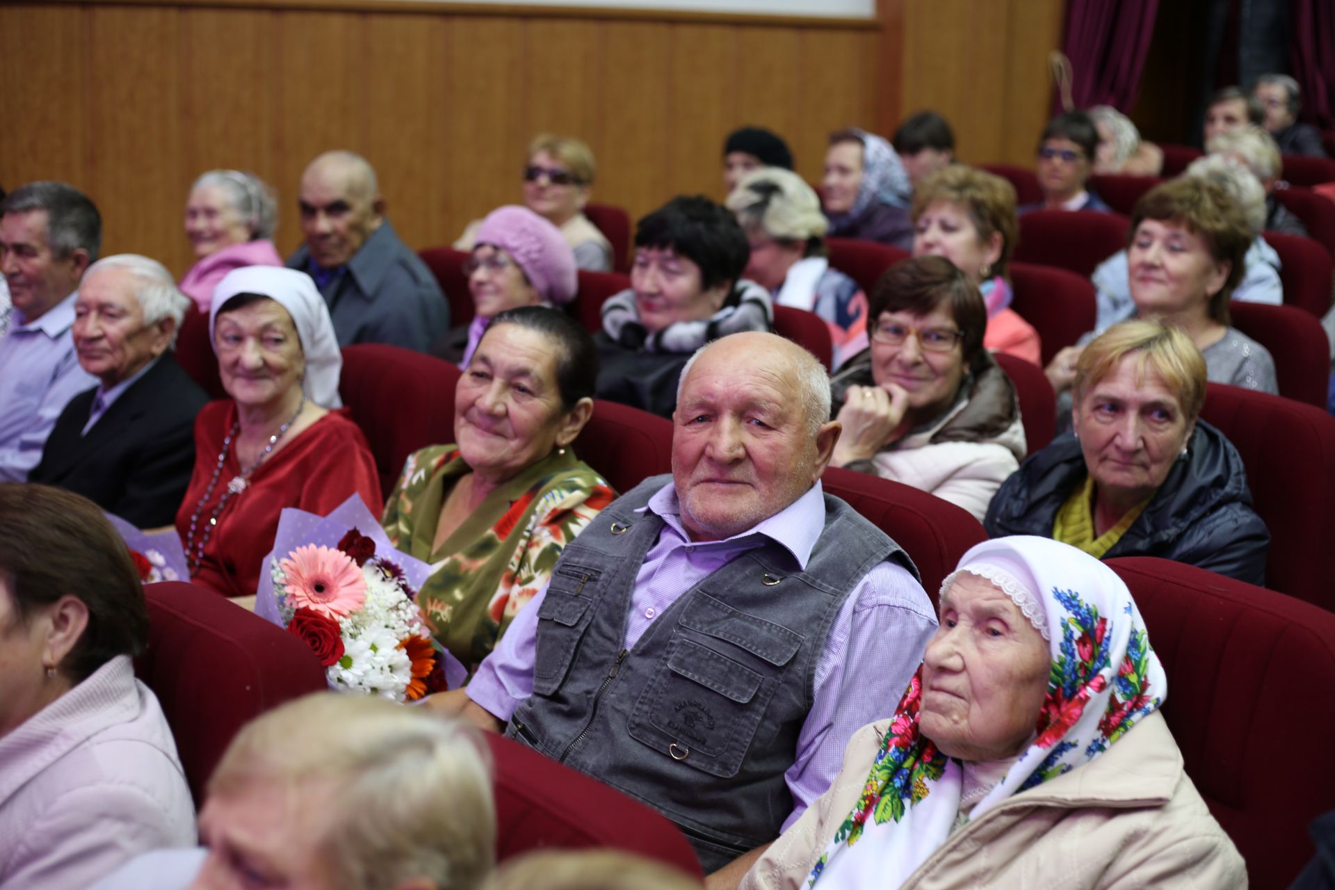 Фоторепортаж: яркий концерт, посвященный Дню пожилого человека