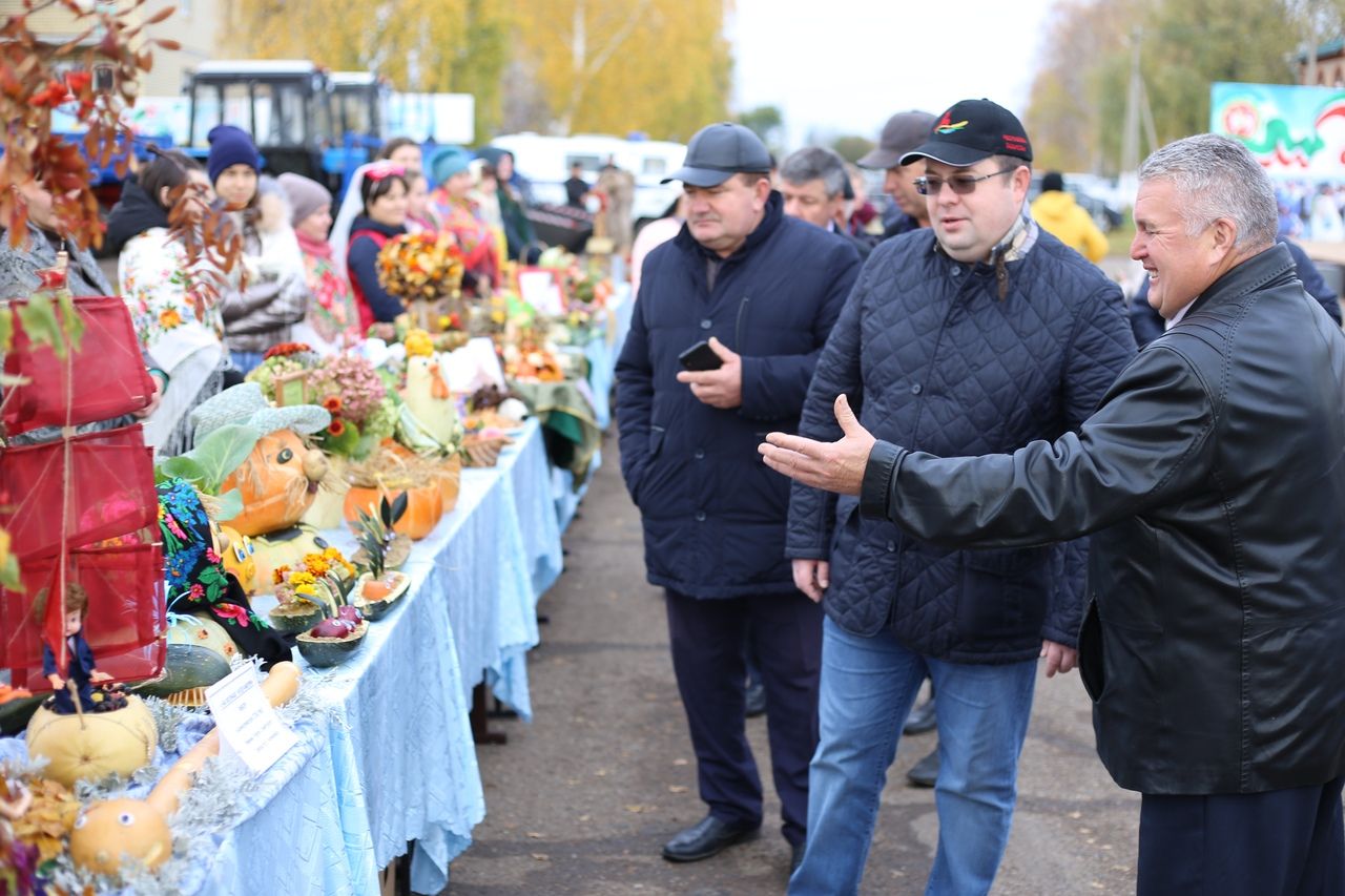 Глава Района Сергей Демидов на осенней ярмарке вручил главам поселений ключи от новых тракторов