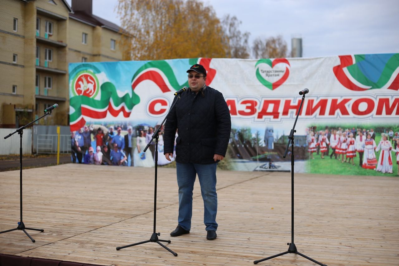 Глава Района Сергей Демидов на осенней ярмарке вручил главам поселений ключи от новых тракторов