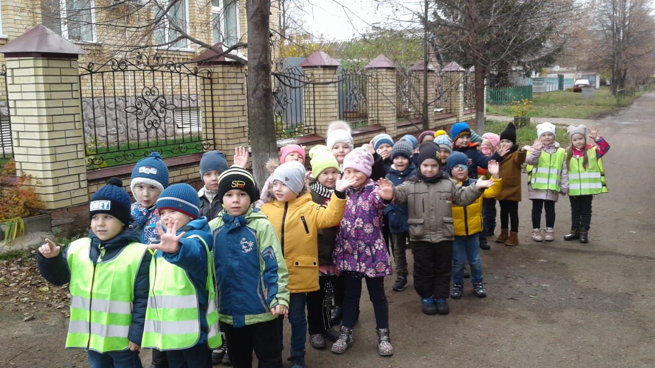 Дети из детсада "Солнышко" поздравили алексеевских автовладельцев