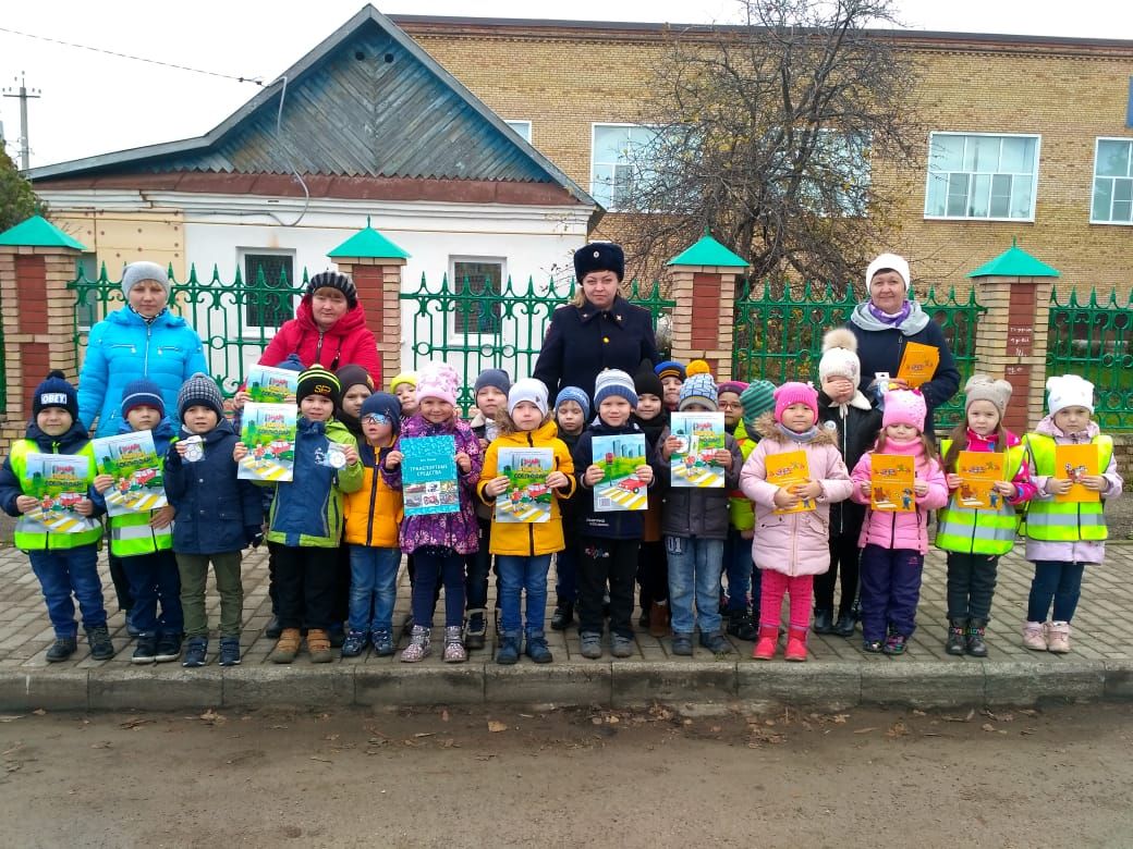 Дети из детсада "Солнышко" поздравили алексеевских автовладельцев
