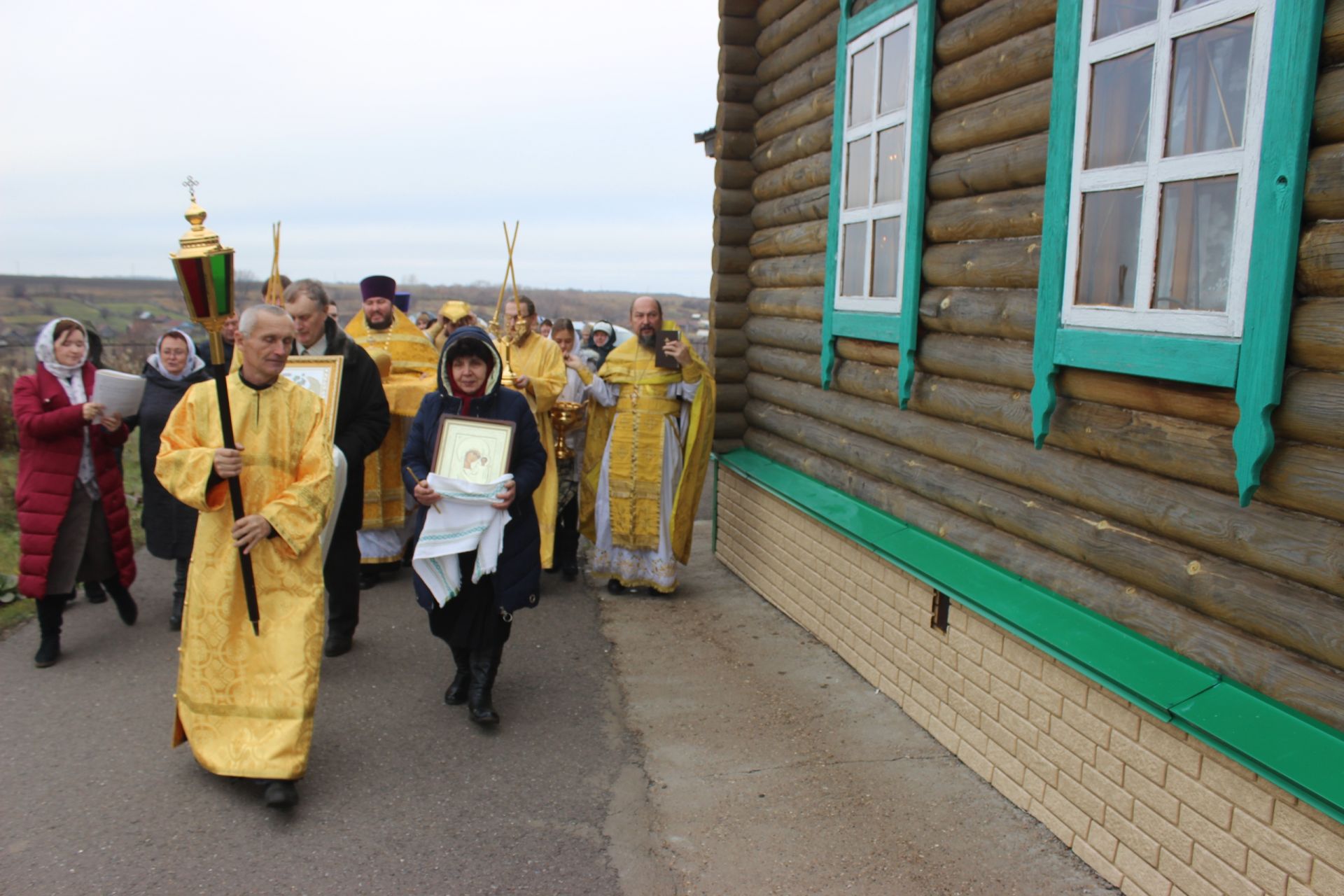 Епископ Чистопольский и Нижнекамский освятил храм в Лебедино