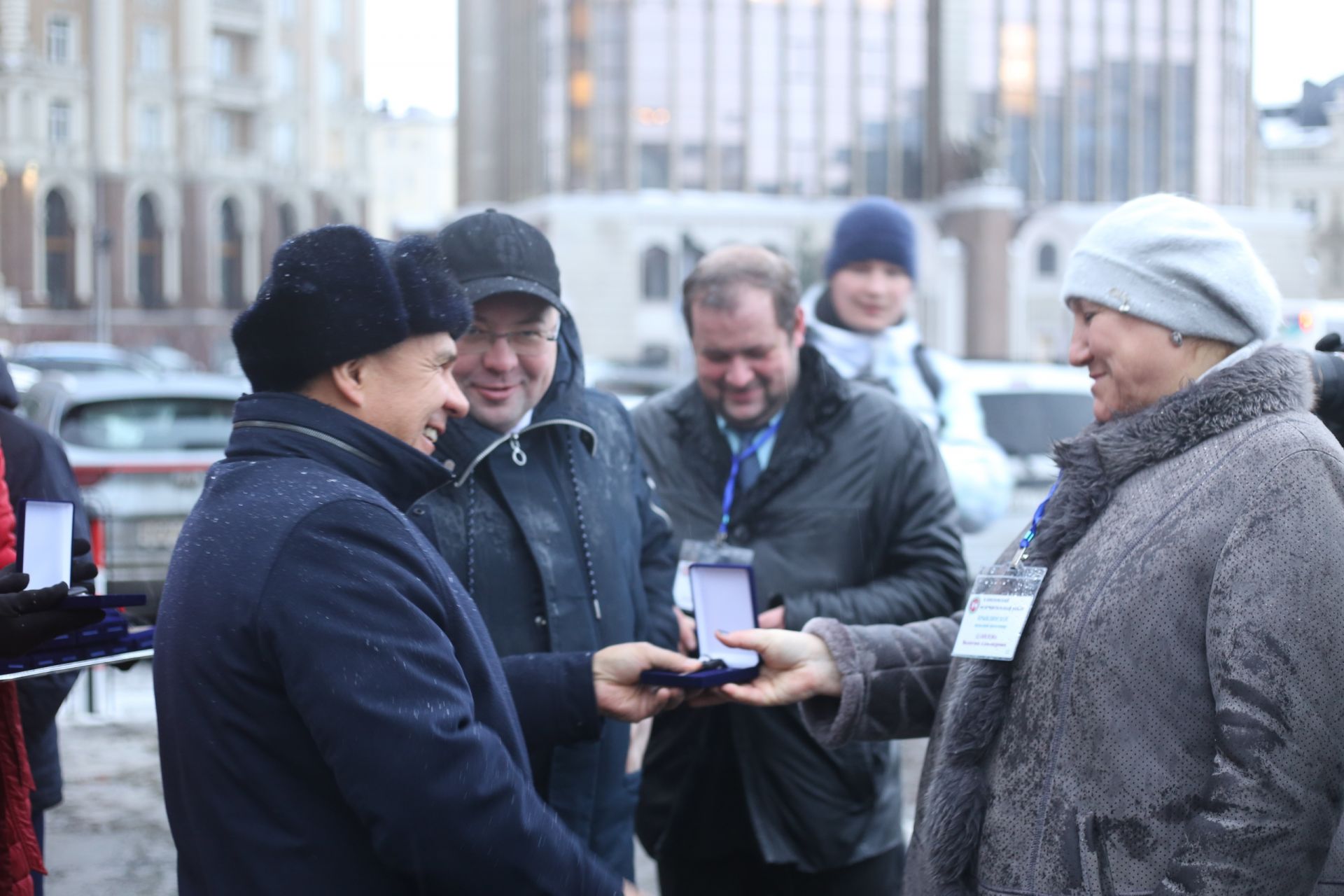 Видео: Президент Татарстана Рустам Минниханов вручил ключи от новых автомобилей главам сельских поселений республики