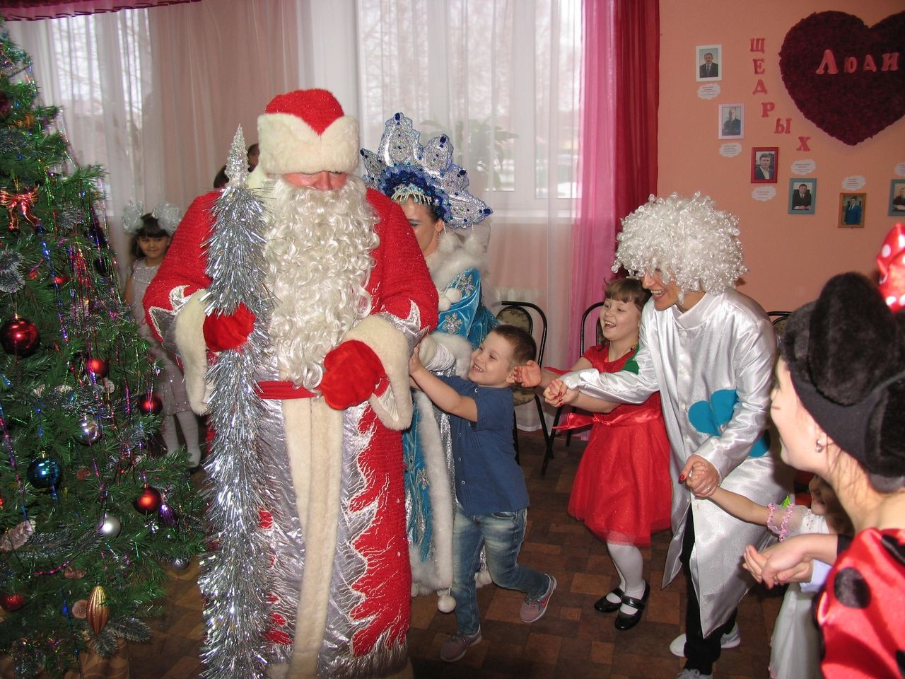 Фоторепортаж: сотрудники Счетной Палаты РТ устроили новогодний праздник воспитанникам приюта "Забота"