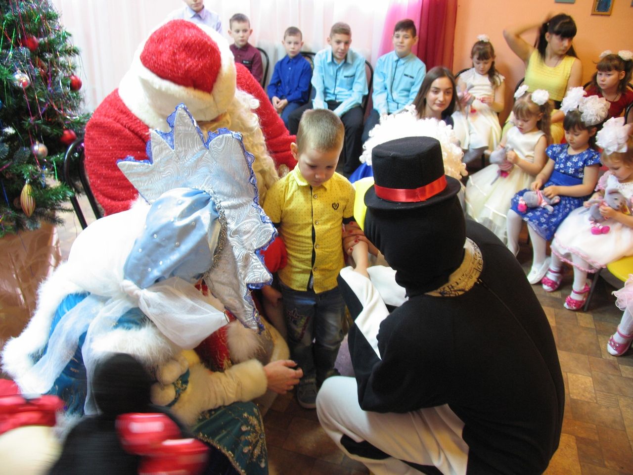Фоторепортаж: сотрудники Счетной Палаты РТ устроили новогодний праздник воспитанникам приюта "Забота"