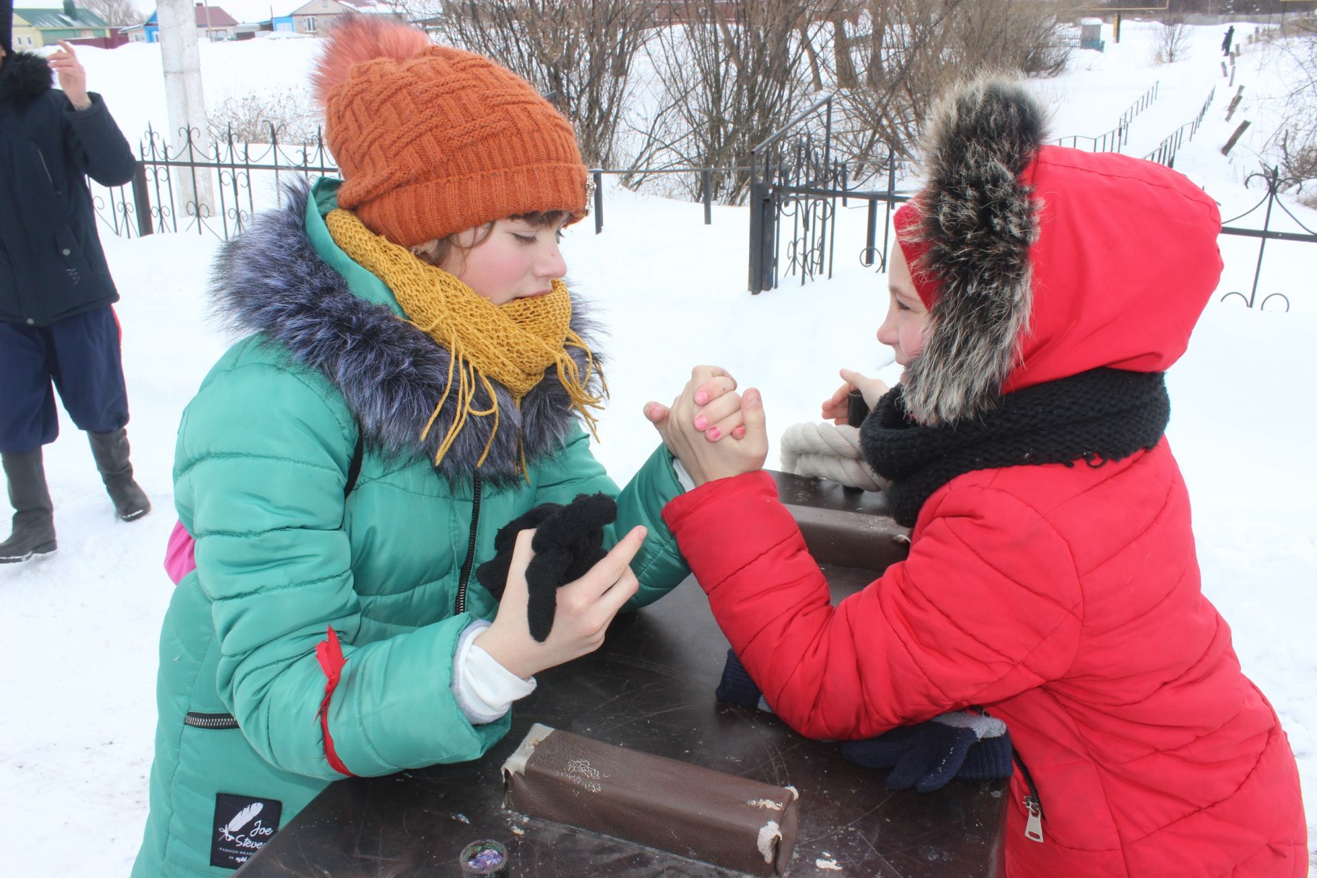 Фестиваль сала и метание валенка - в Куркуле прошли "Снежные забавы".