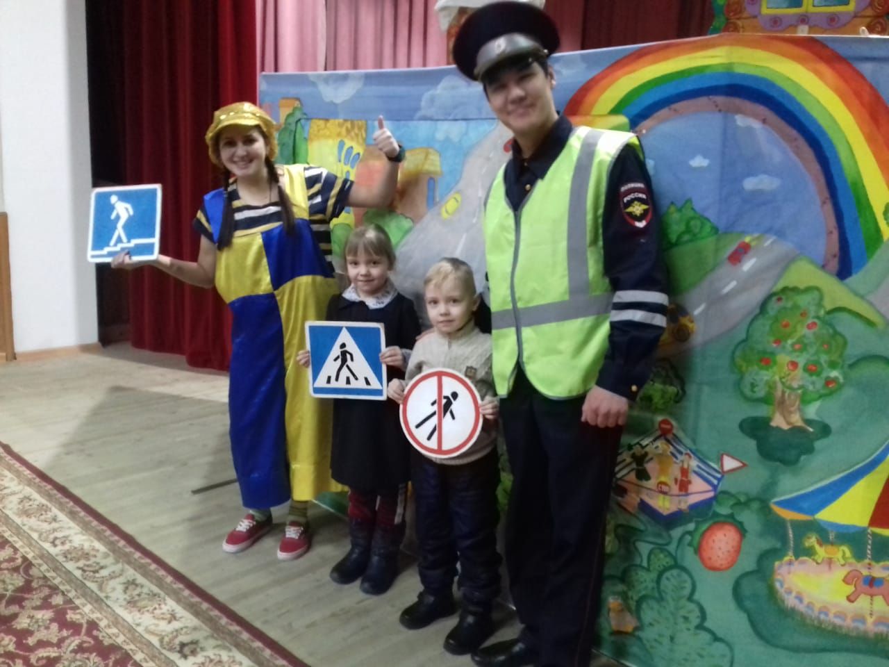 В Алексеевском районе прошел спектакль для детей «Правила дорожные знать каждому положено»